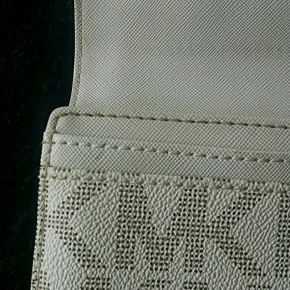 Michael Kors wallet. - Picture 8 of 8